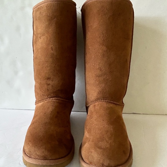 Preowned women Ugg boots size 9 
Ugg S/N 5815 - Picture 5 of 11